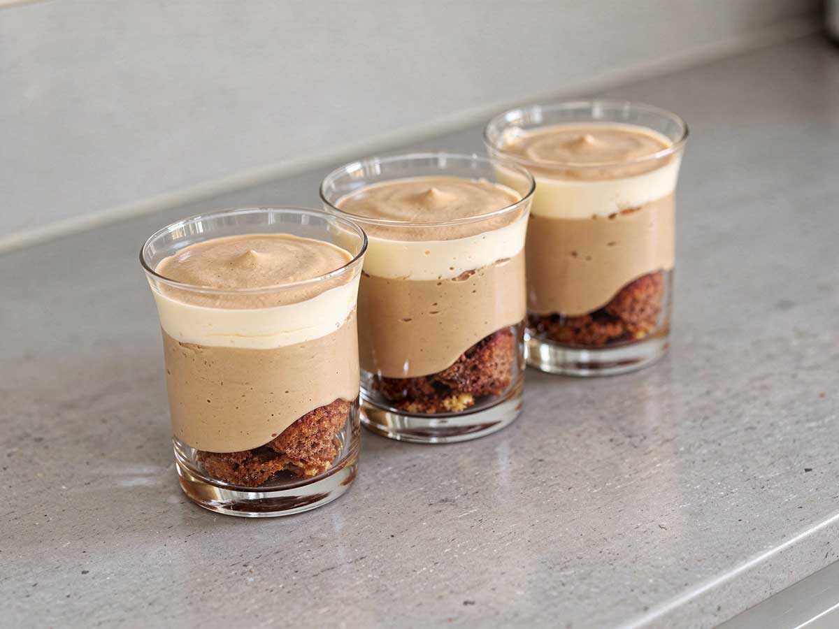 Drie glazen met daarin een zelfgemaakte Cappuccino trifle.