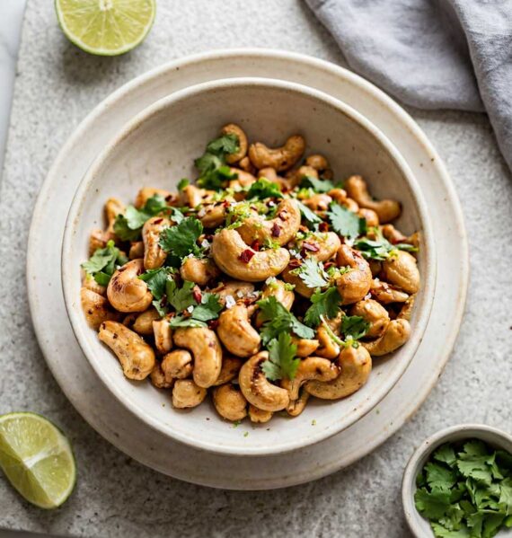 Cashewnoten roosteren in een koekenpan, geen olie of boter