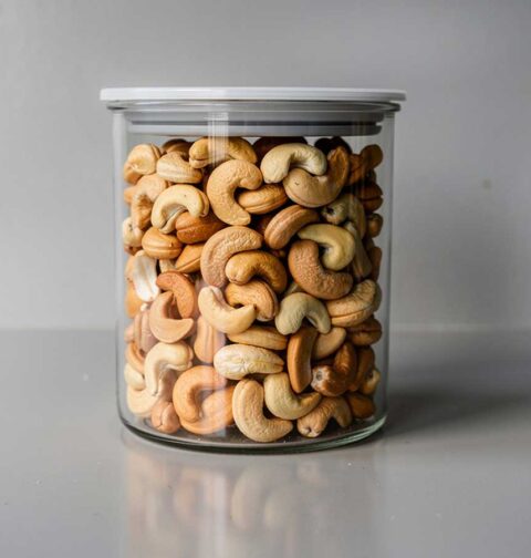 Een voorraadbus met cashewnoten, om te roosteren.