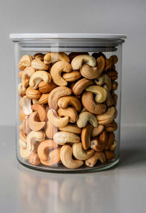 Een voorraadbus met cashewnoten, om te roosteren.