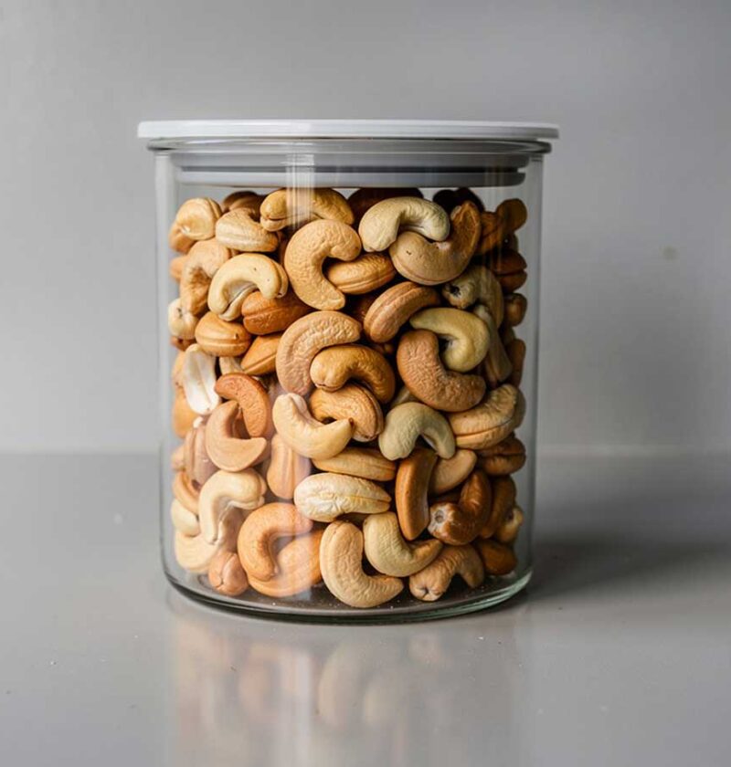 Een voorraadbus met cashewnoten, om te roosteren.