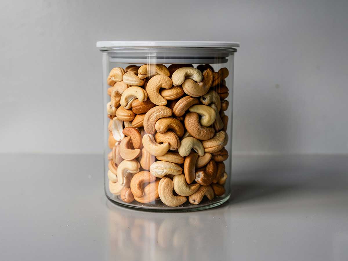 Een voorraadbus met cashewnoten, om te roosteren.