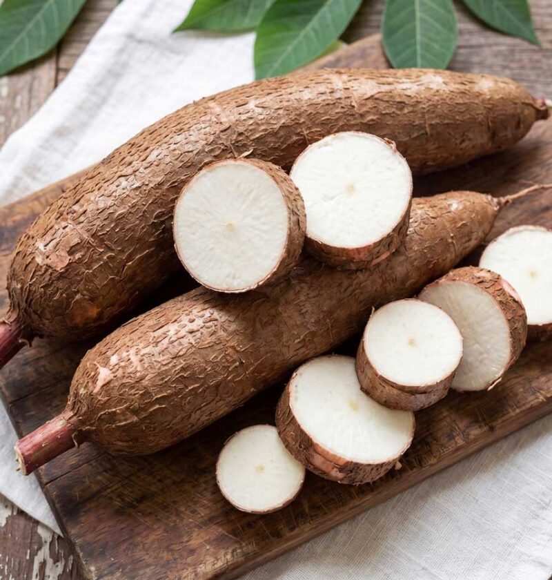 Cassave koken na het wassen en schillen in de keuken van Wilhelmus Hengstmengel