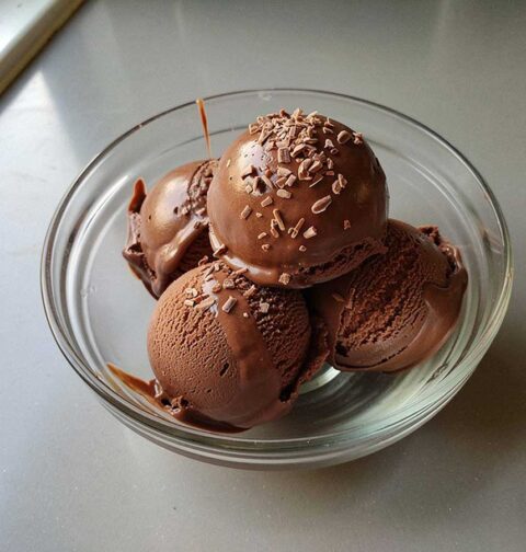4 bollen zelfgemaakt chocoladeijs in een glazen schaaltje.