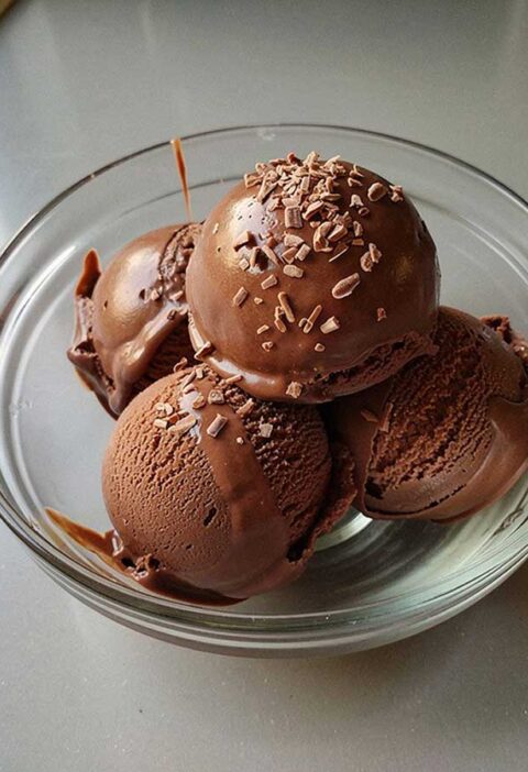 4 bollen zelfgemaakt chocoladeijs in een glazen schaaltje.