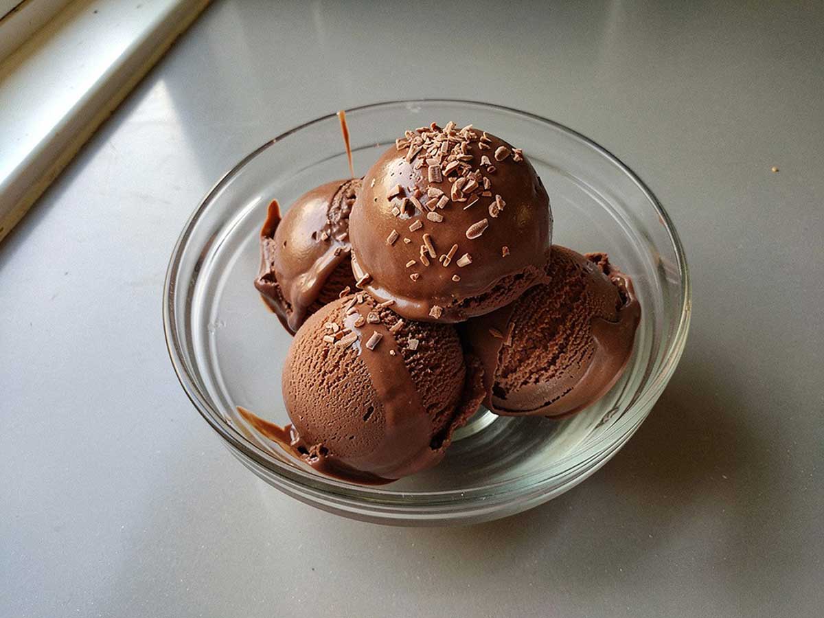 4 bollen zelfgemaakt chocoladeijs in een glazen schaaltje.