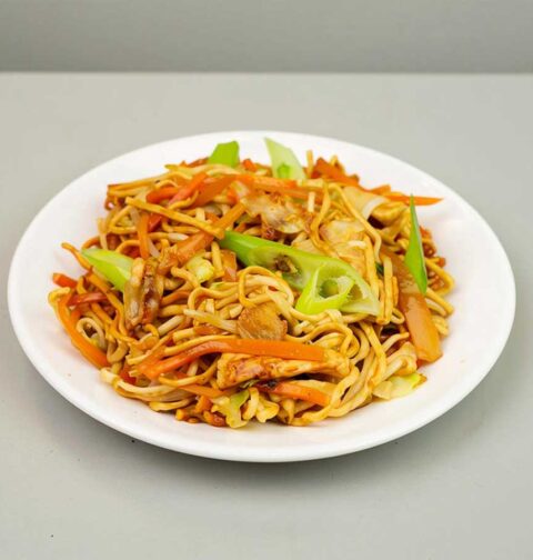 Een bord met daarop chow mein.
