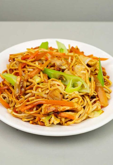 Een bord met daarop chow mein.