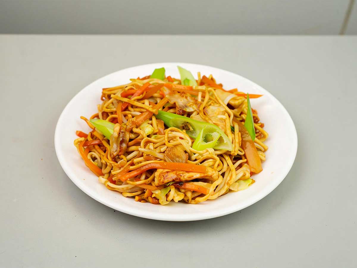 Een bord met daarop chow mein.