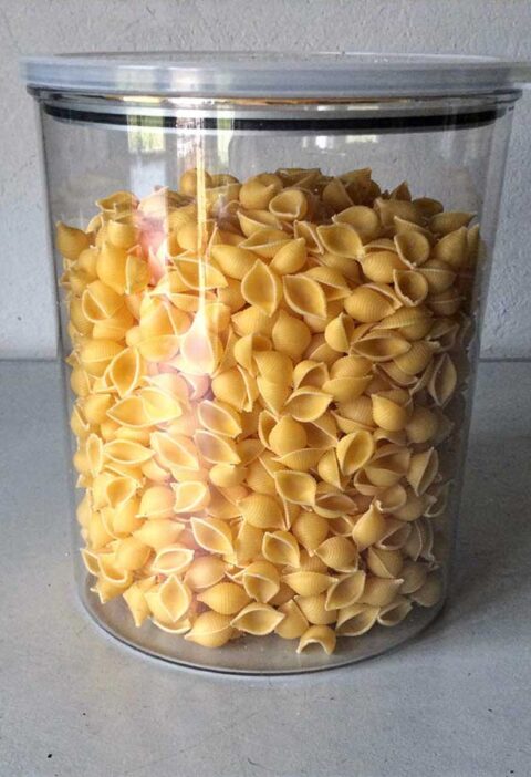 Een hele voorraadbus vol met gedroogde conchiglie, klaar om te koken.