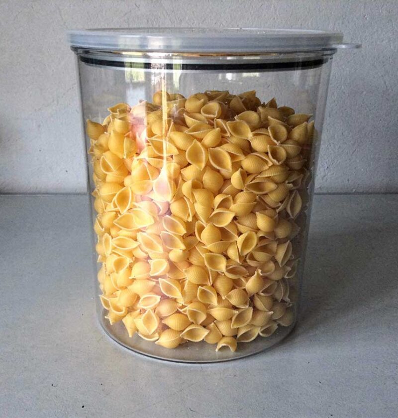 Een hele voorraadbus vol met gedroogde conchiglie, klaar om te koken.