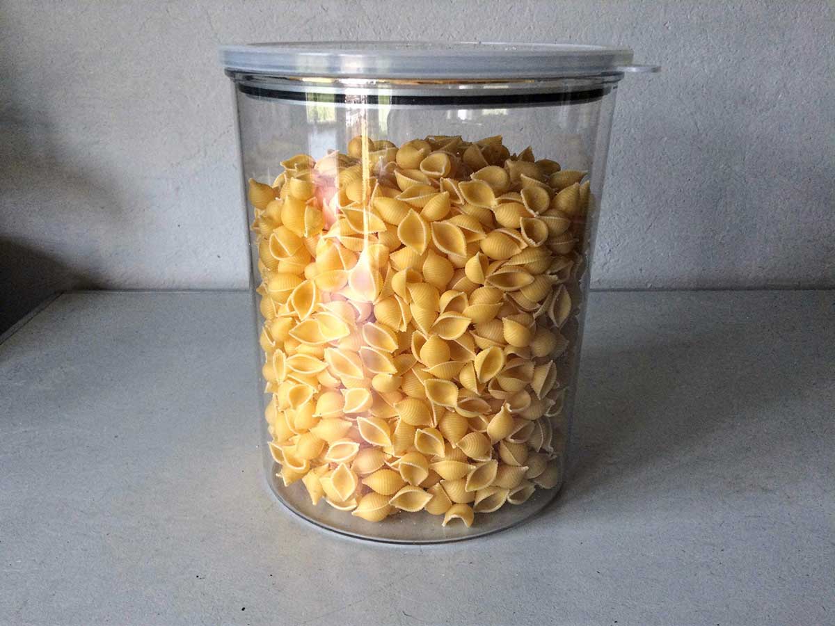 Een hele voorraadbus vol met gedroogde conchiglie, klaar om te koken.