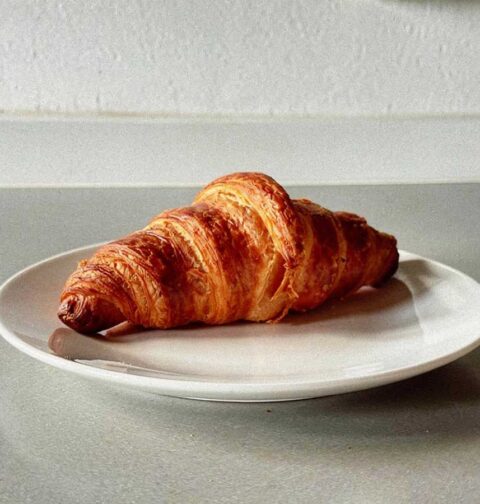 Een overgebleven croissant wordt opgewarmd.