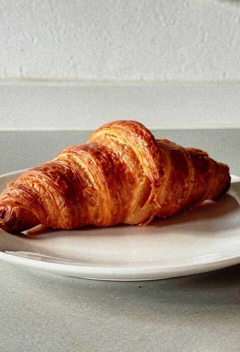 Een overgebleven croissant wordt opgewarmd.