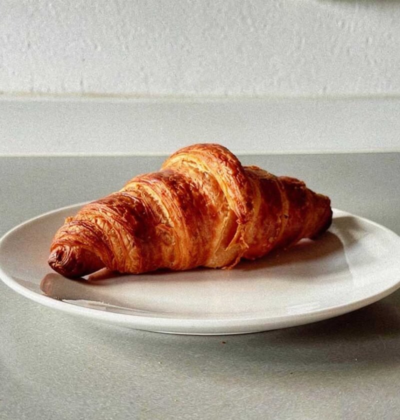 Een overgebleven croissant wordt opgewarmd.