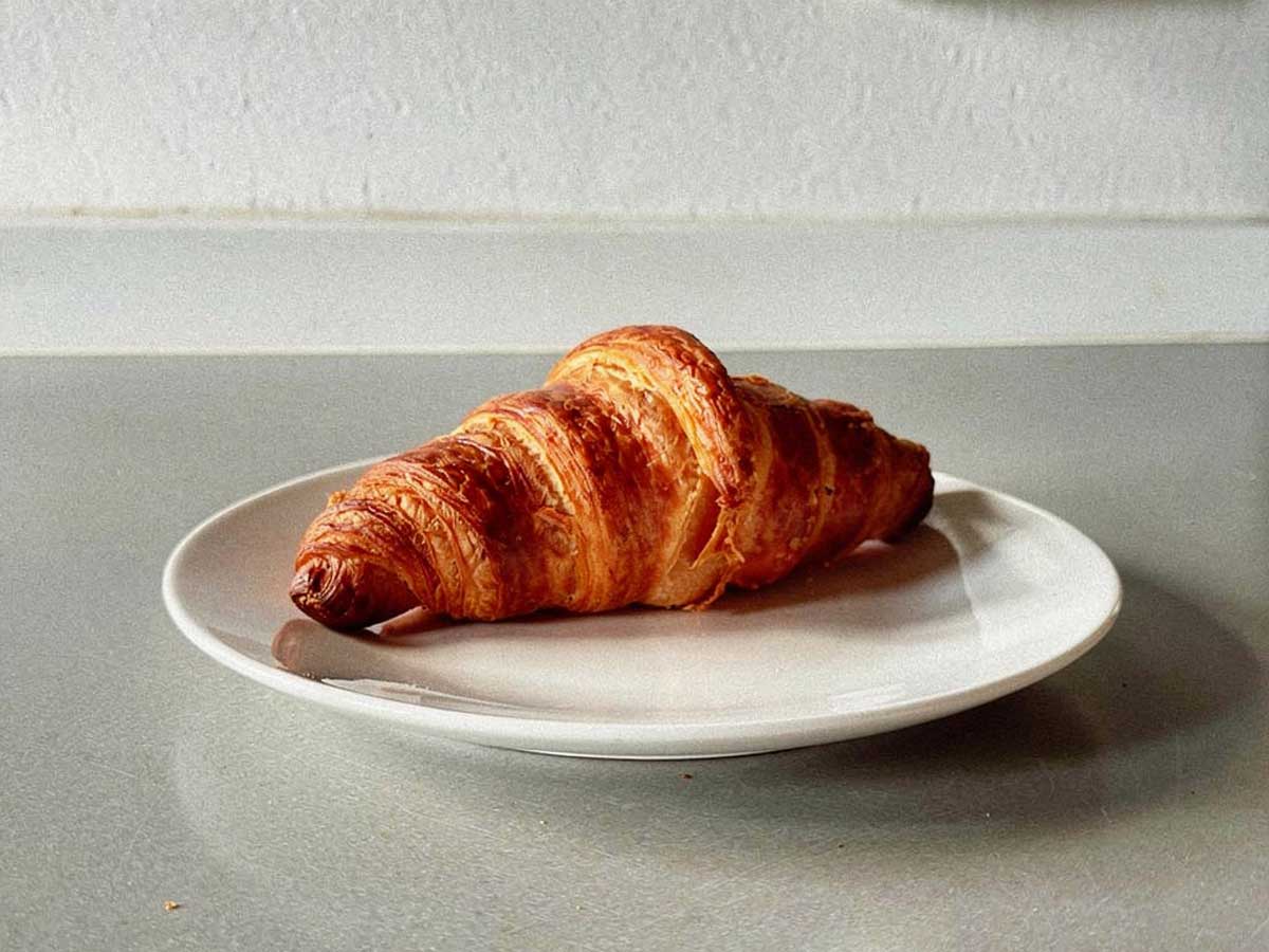 Een overgebleven croissant wordt opgewarmd.