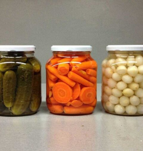 3 verschillend weckpotten gevuld met groenten.