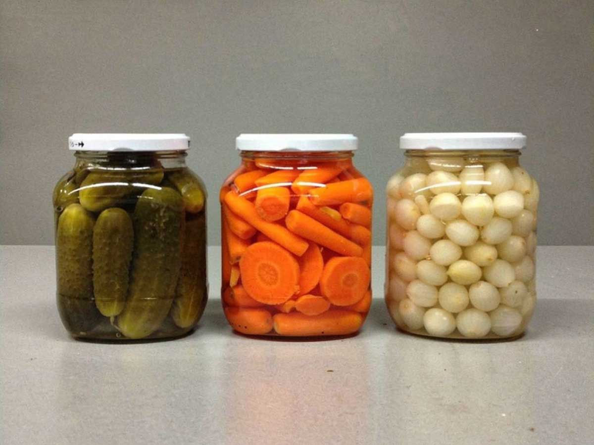 3 verschillend weckpotten gevuld met groenten.