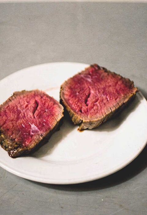 2 perfect gebakken plakken diamanthaas liggen op een wit bord.