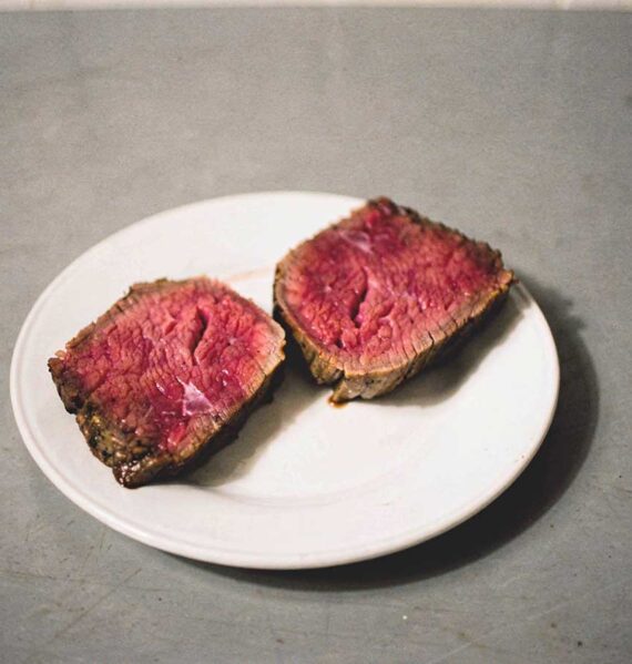 2 perfect gebakken plakken diamanthaas liggen op een wit bord.