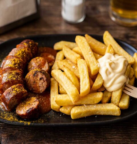 Duitse curryworst bakken en de currysaus maken