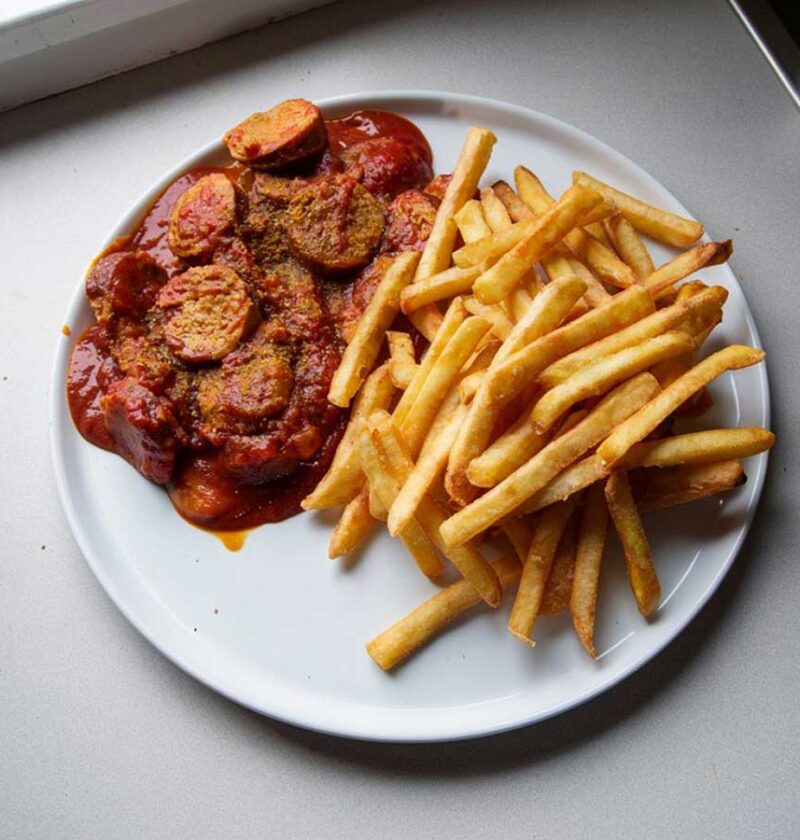 Duitse curryworst met franse frietjes.