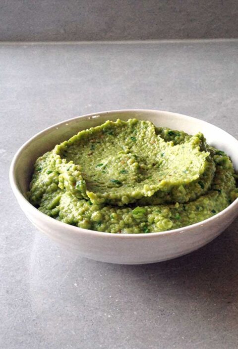 Een schaaltje met grof gepureerde erwtenpuree.