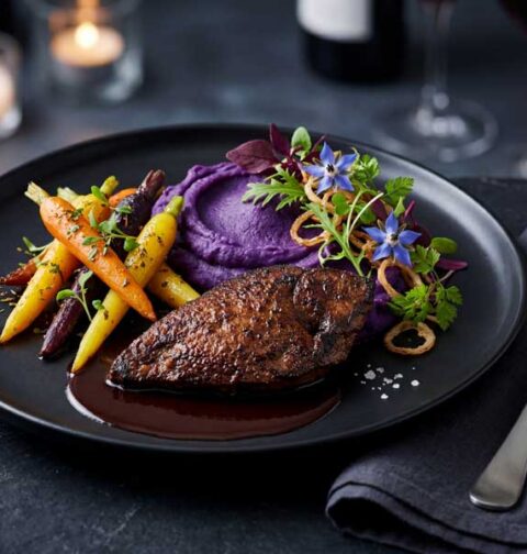 Gebakken runderlever met geglaceerde wortels en truffelaardappelpuree