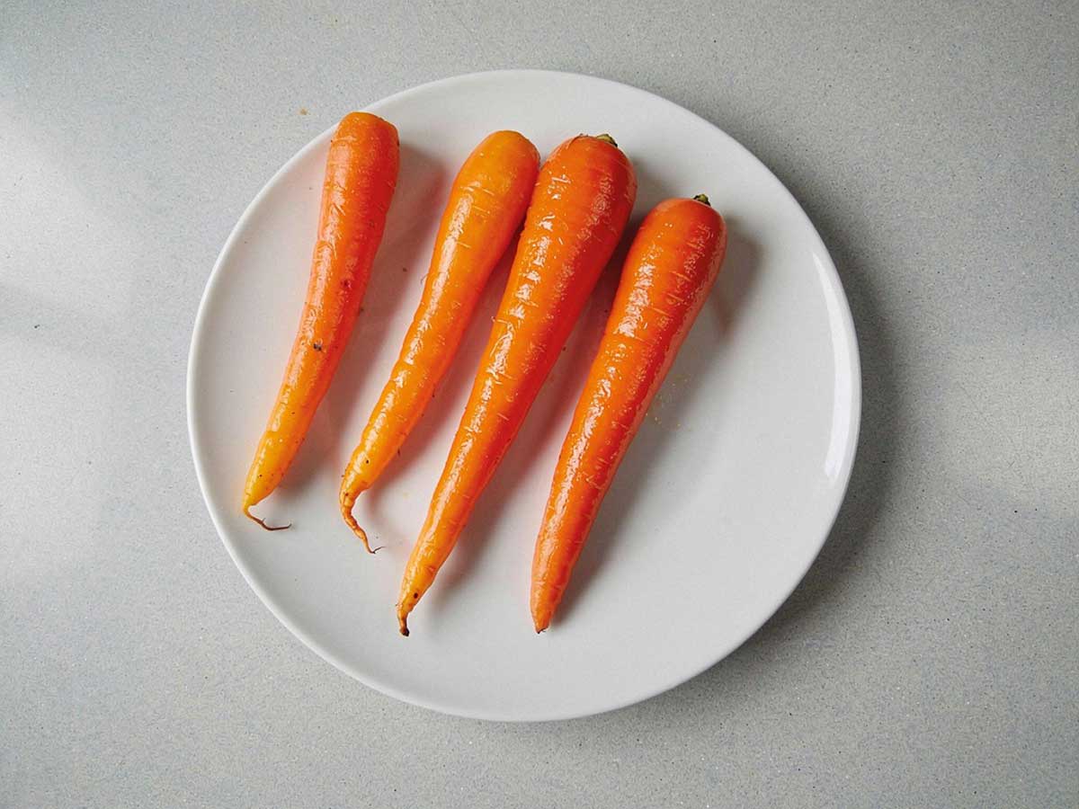4 geglaceerde wortetjes op een wit bord.