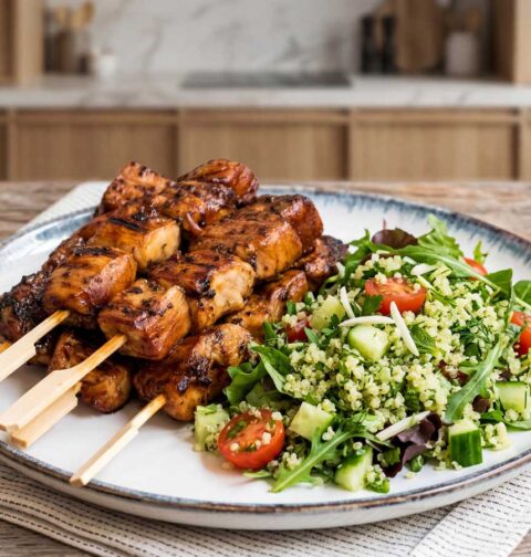 Gegrilde kipspiesjes en groene quinoa-salade maken
