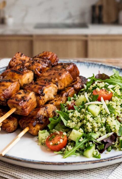 Gegrilde kipspiesjes en groene quinoa-salade maken