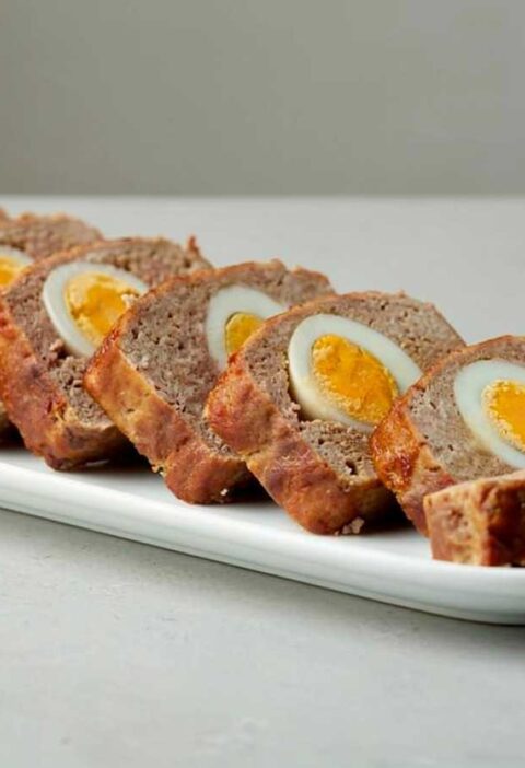 Een in plakken gesneden gehaktbrood, met daarin gekookte eieren.