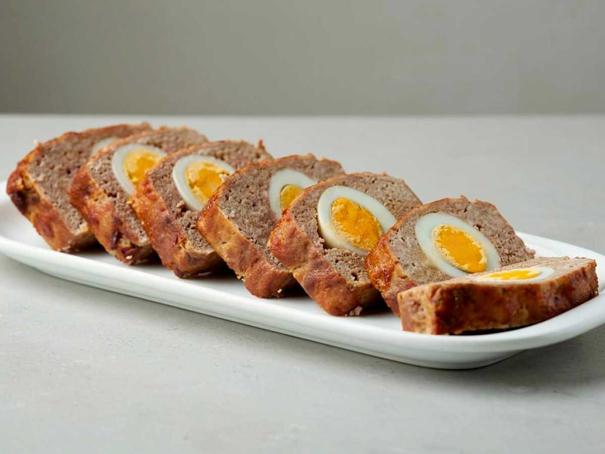 Een in plakken gesneden gehaktbrood, met daarin gekookte eieren.