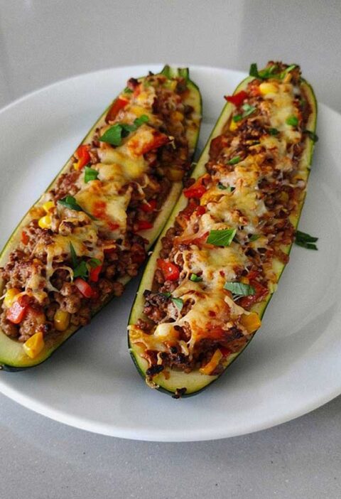 Gevulde courgette met kip, tomaten en olijven