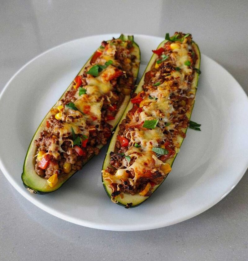 Gevulde courgette met kip, tomaten en olijven