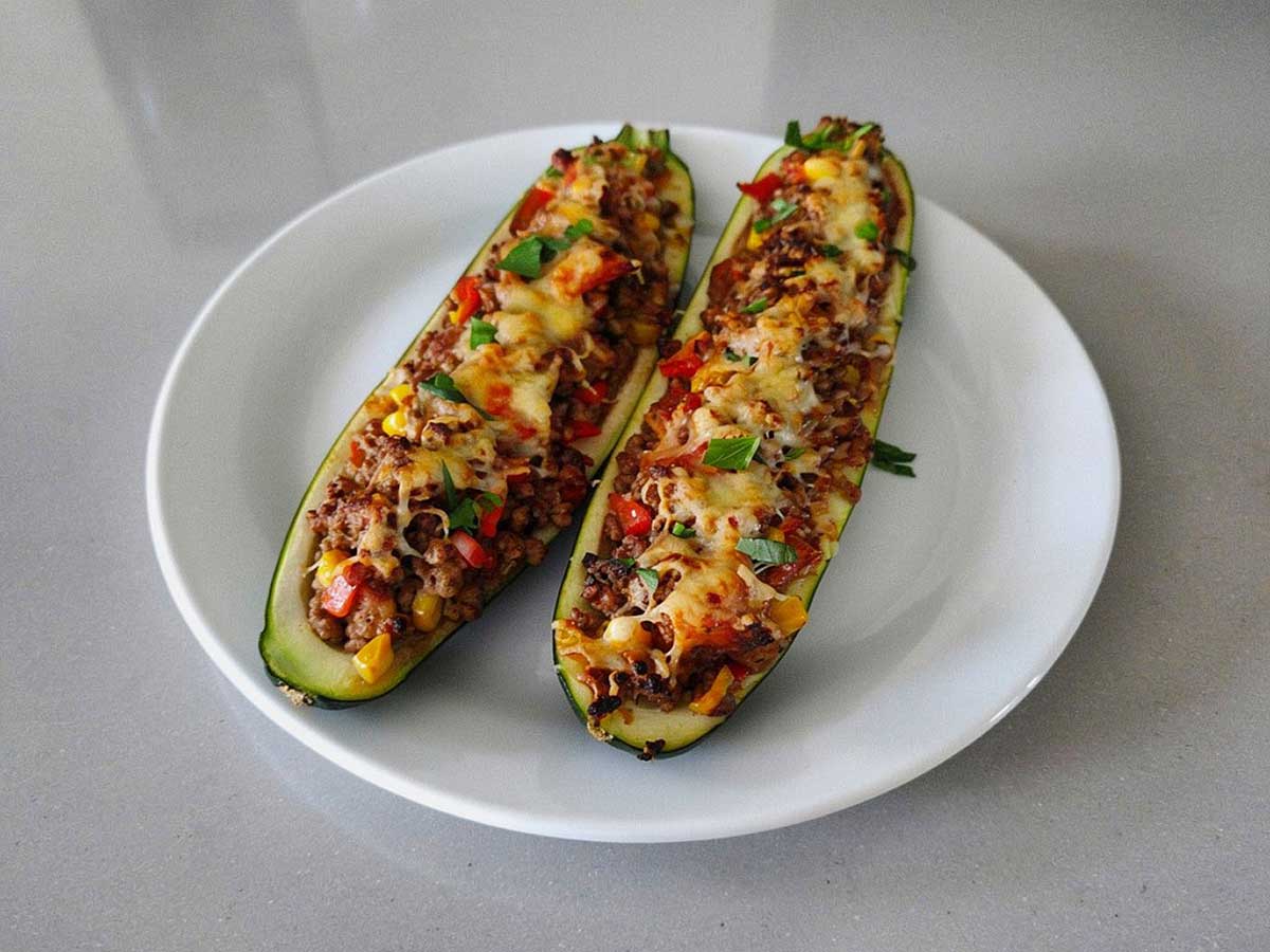 Gevulde courgette met kip, tomaten en olijven