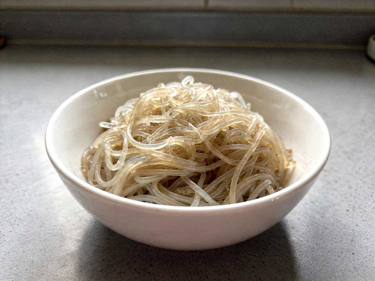 Een schaaltje met daarin net gekookte glasnoedels.