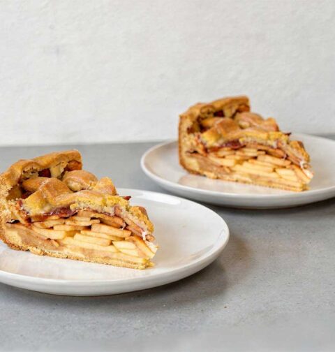 Twee stukken heerlijke appeltaart, zoals oma die altijd maakte.