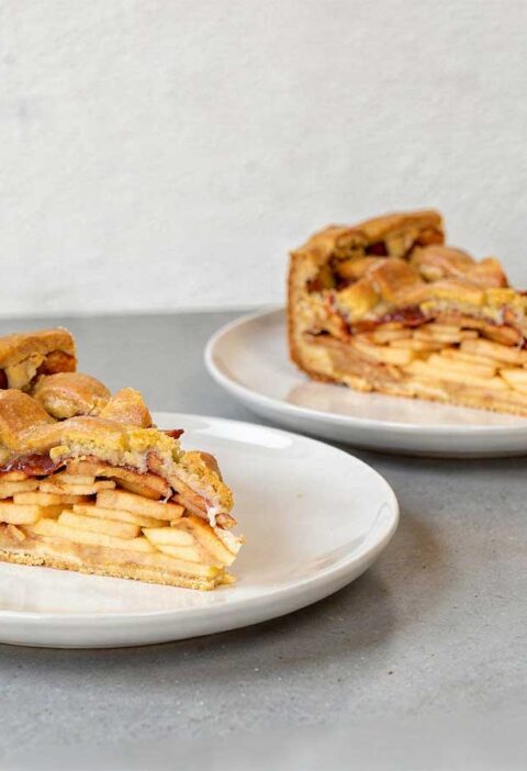 Twee stukken heerlijke appeltaart, zoals oma die altijd maakte.