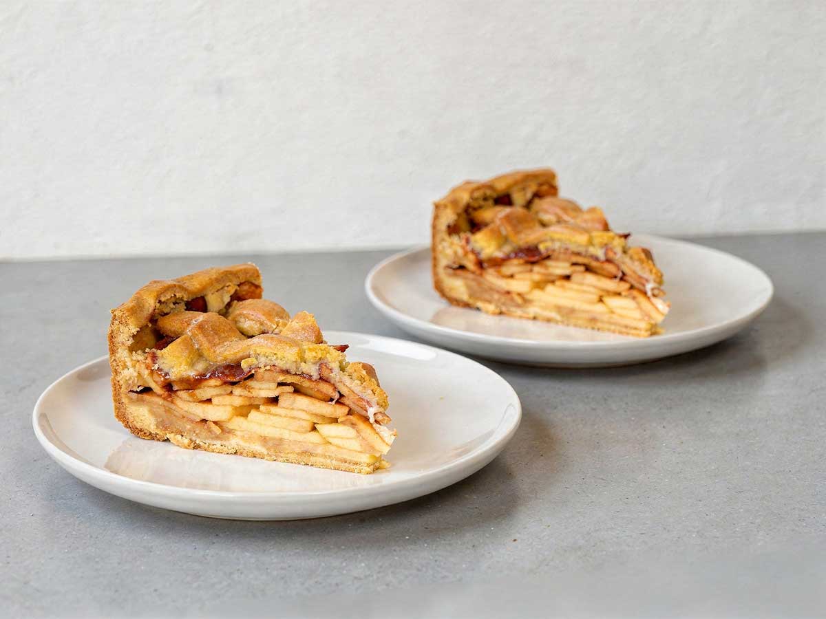 Twee stukken heerlijke appeltaart, zoals oma die altijd maakte.
