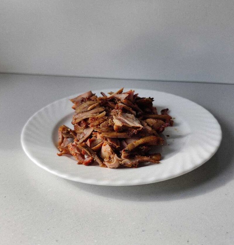 Een wit bordje met overgebleven kebab om op te warmen.