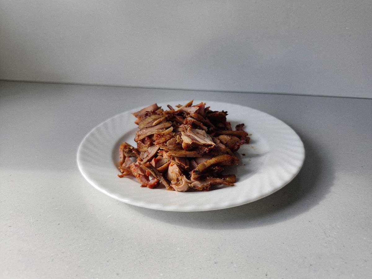 Een wit bordje met overgebleven kebab om op te warmen.