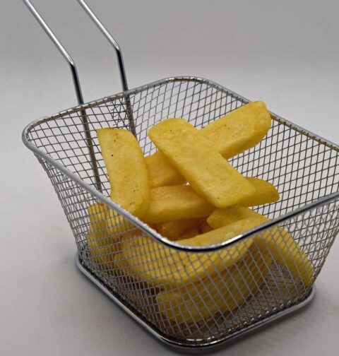 Een portie patat in een frituurmandje.