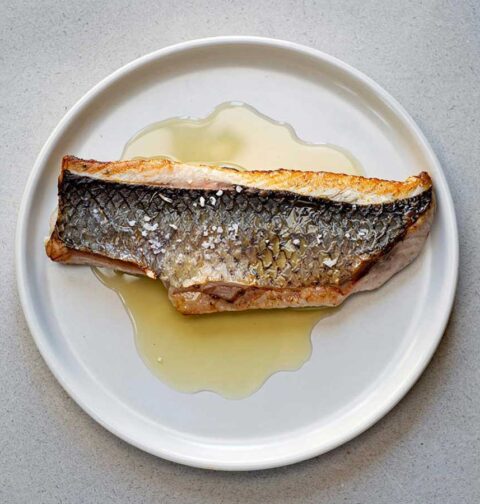 Een gebakken harderfilet in een zachte btoersaus en bestrooit met wat zeezout.