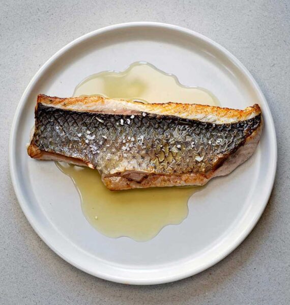 Een gebakken harderfilet in een zachte btoersaus en bestrooit met wat zeezout.