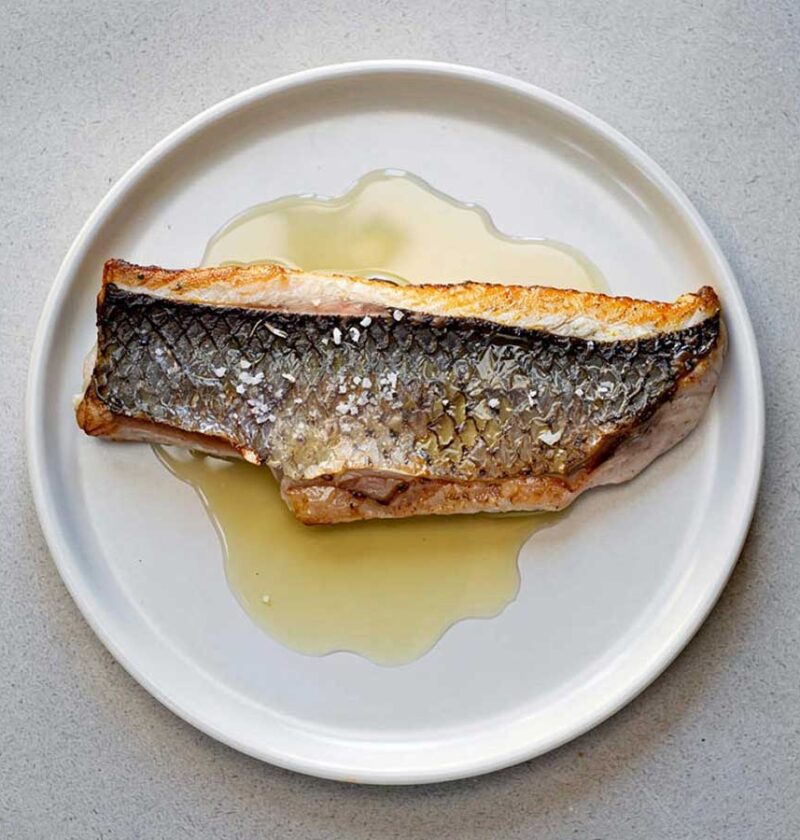 Een gebakken harderfilet in een zachte btoersaus en bestrooit met wat zeezout.