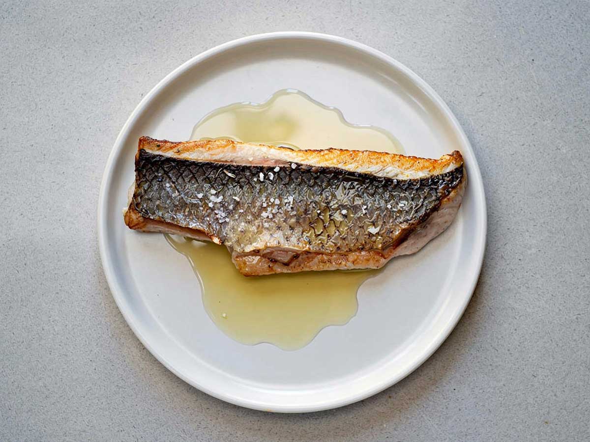 Een gebakken harderfilet in een zachte btoersaus en bestrooit met wat zeezout.
