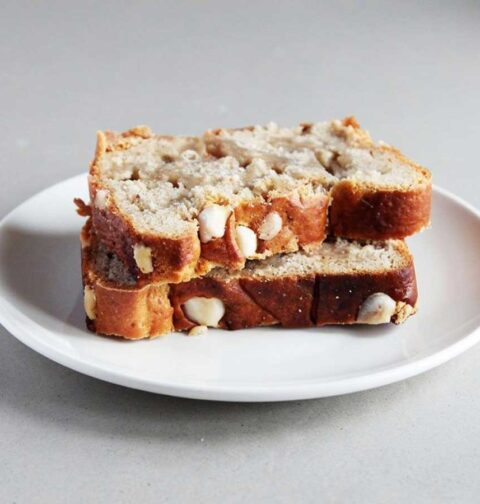 2 plakken suikerbrood op een wit bordje.