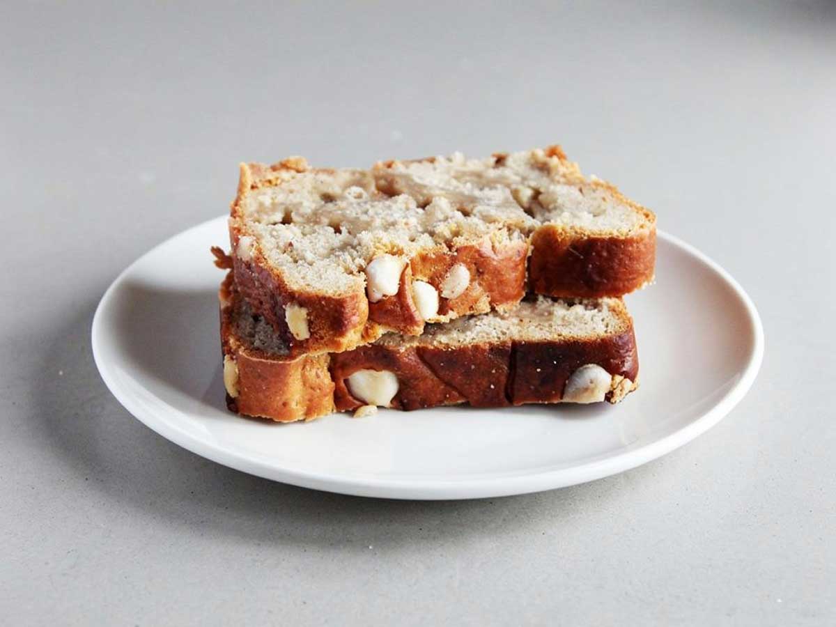 2 plakken suikerbrood op een wit bordje.