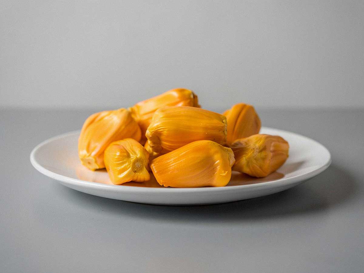 De biienkant van een jackfruit, klaar om te bakken.